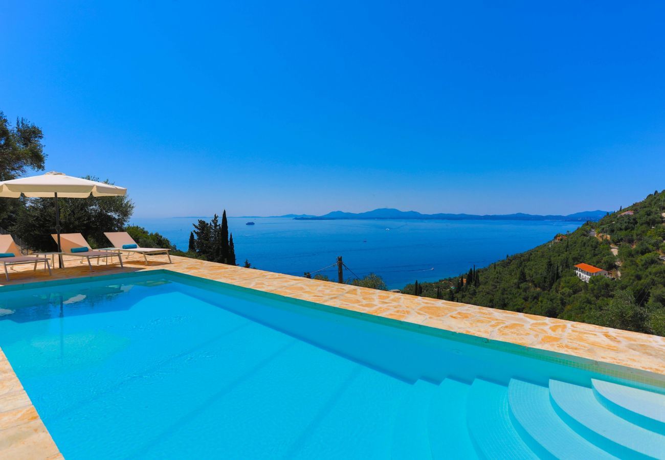Villa Krouzeri is een vrijstaande villa met privé zwembad en panoramische zeezicht in Agni Bay, Corfu