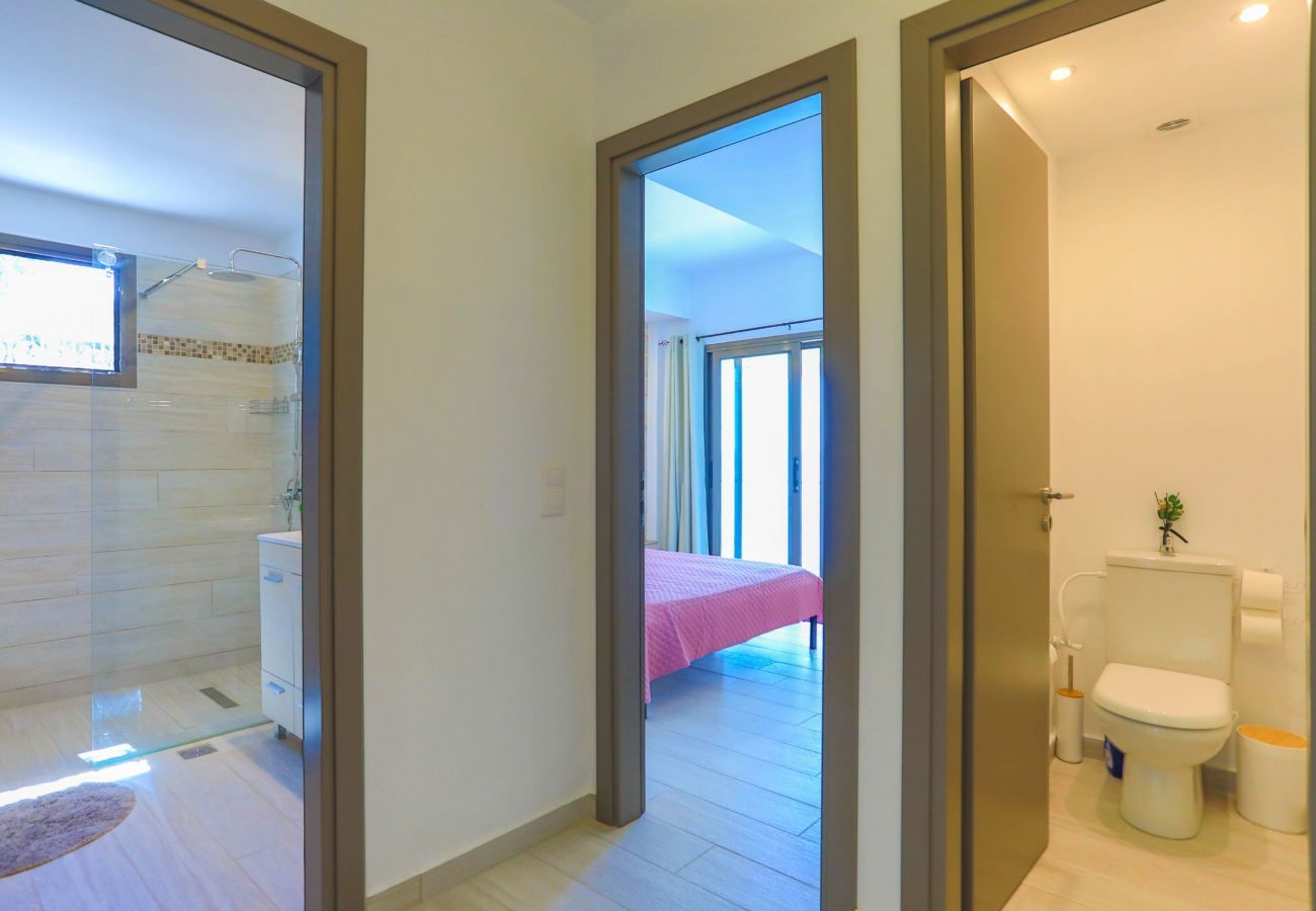 Villa Krouzeri is een vrijstaande villa met privé zwembad en panoramische zeezicht in Agni Bay, Corfu