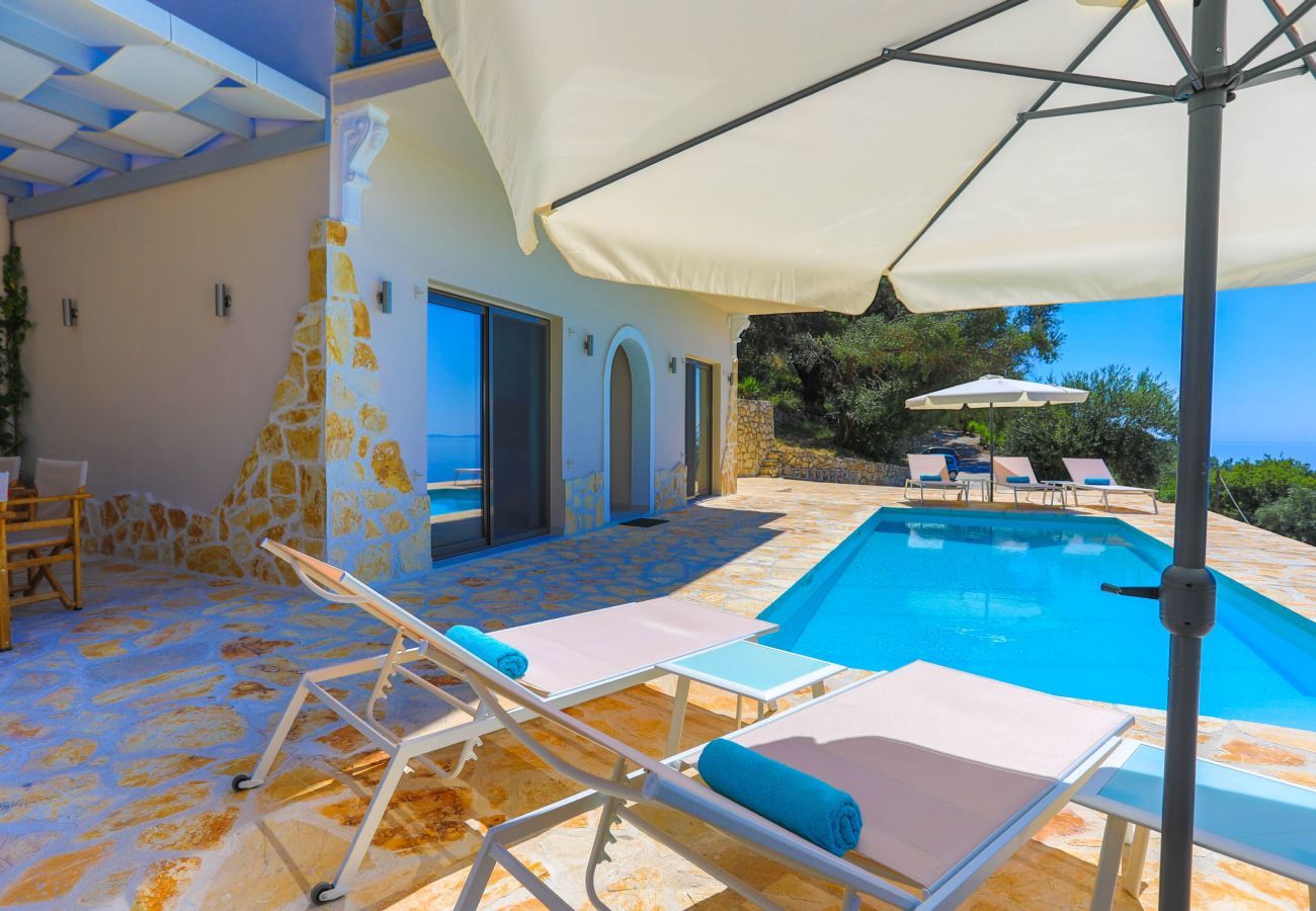 Villa Krouzeri is een vrijstaande villa met privé zwembad en panoramische zeezicht in Agni Bay, Corfu