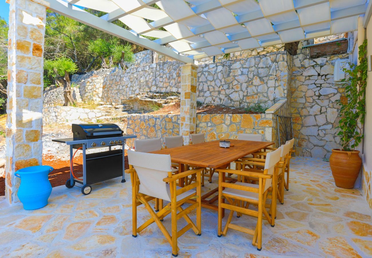 Villa Krouzeri is een vrijstaande villa met privé zwembad en panoramische zeezicht in Agni Bay, Corfu