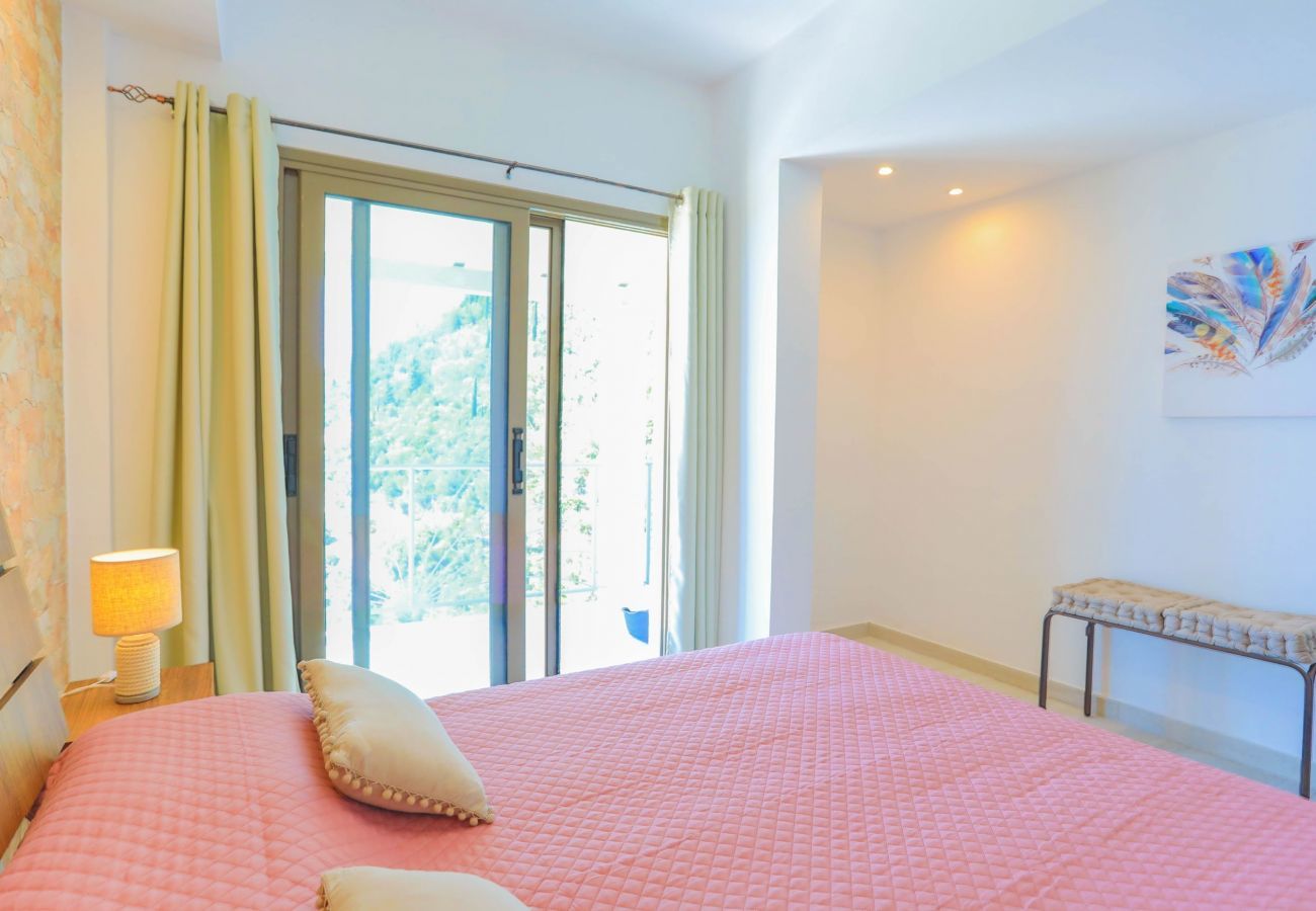 Villa Krouzeri is een vrijstaande villa met privé zwembad en panoramische zeezicht in Agni Bay, Corfu