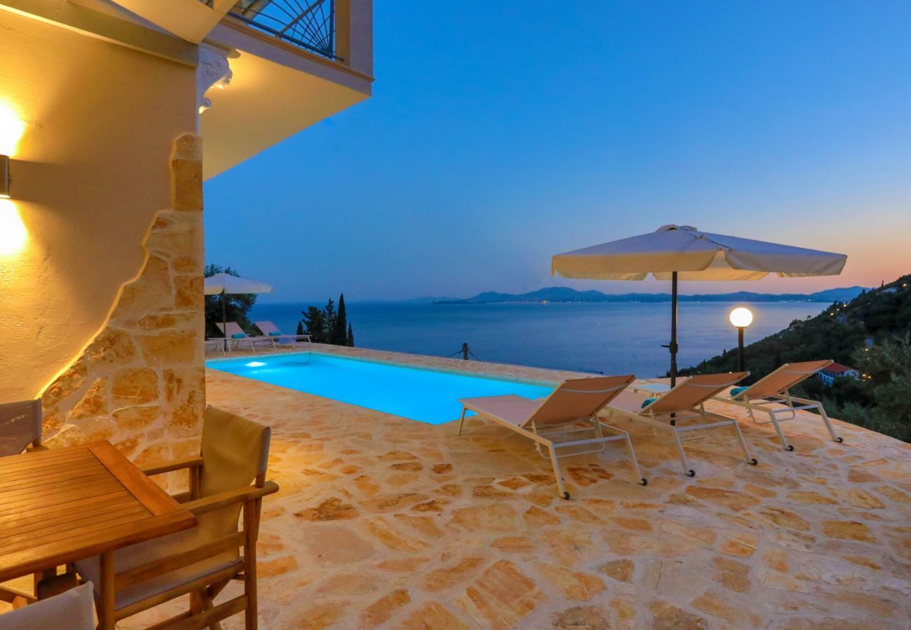 Villa Krouzeri is een vrijstaande villa met privé zwembad en panoramische zeezicht in Agni Bay, Corfu