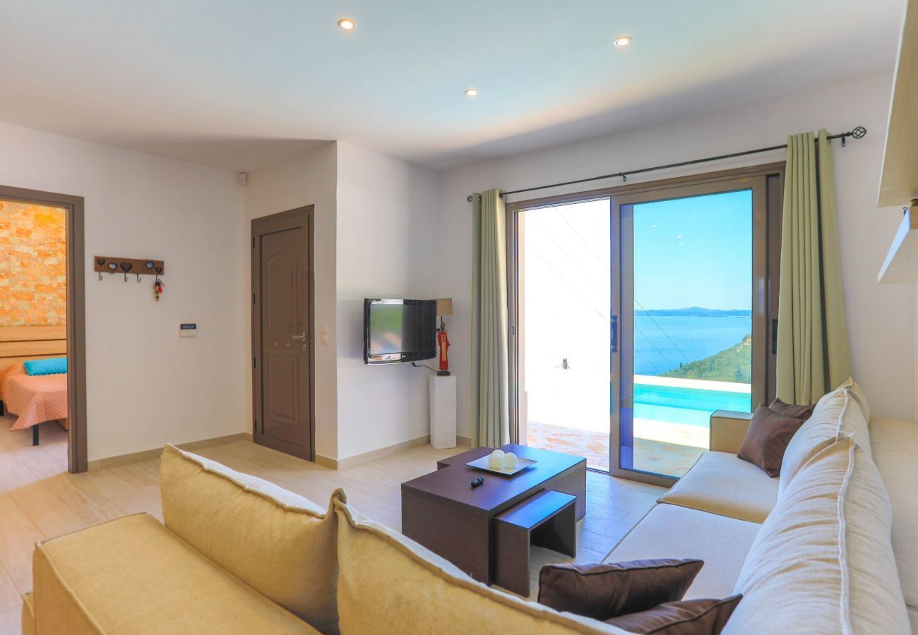 Villa Krouzeri is een vrijstaande villa met privé zwembad en panoramische zeezicht in Agni Bay, Corfu