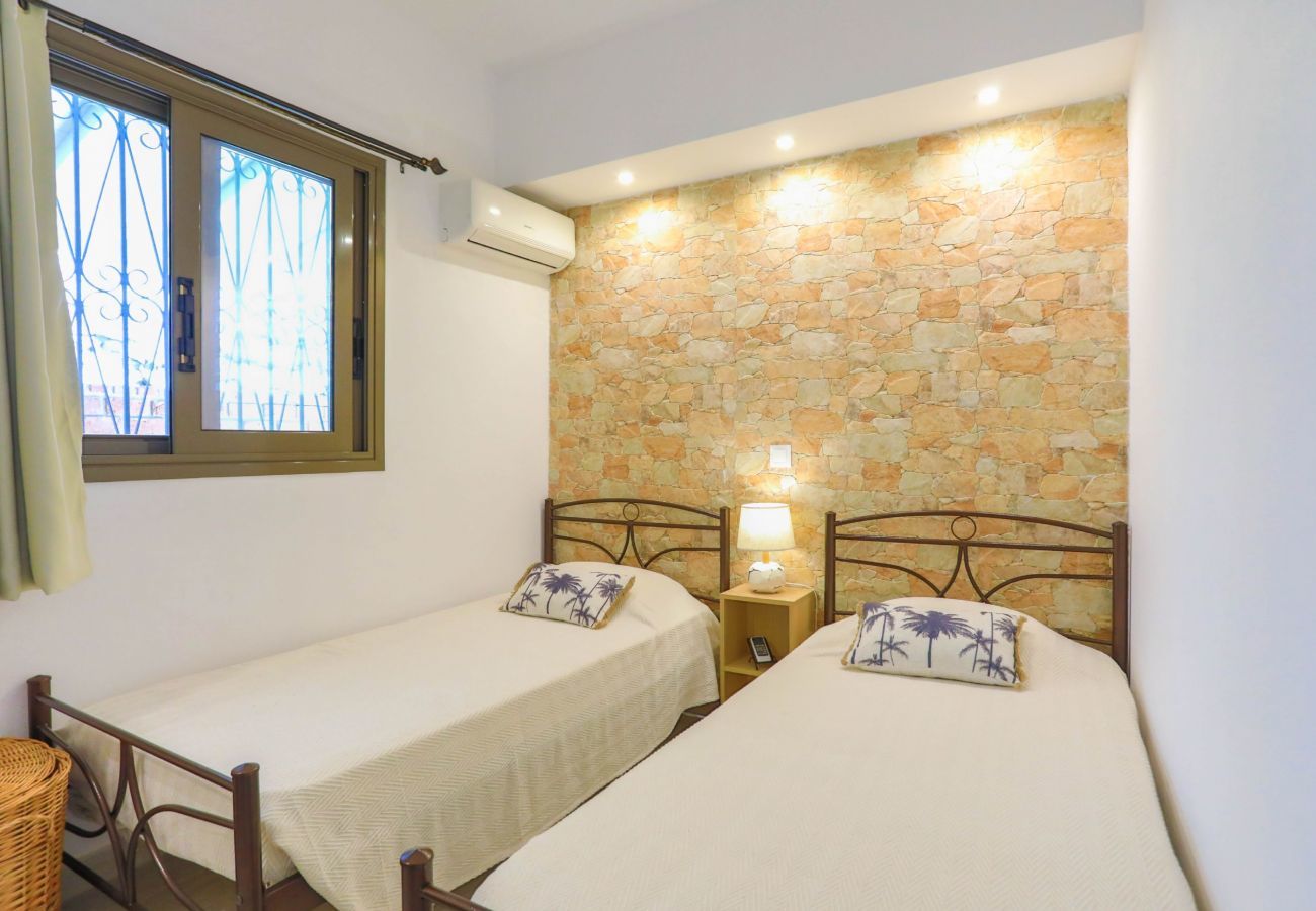 Villa Krouzeri is een vrijstaande villa met privé zwembad en panoramische zeezicht in Agni Bay, Corfu