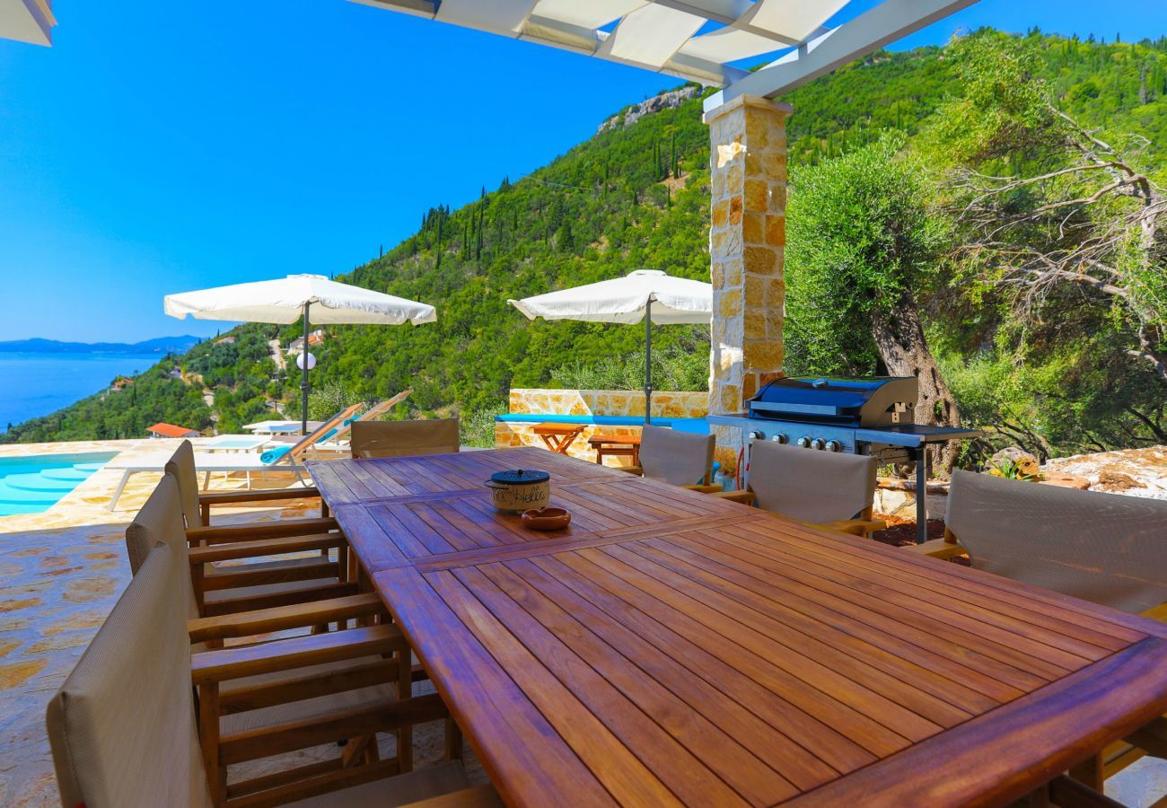 Villa Krouzeri is een vrijstaande villa met privé zwembad en panoramische zeezicht in Agni Bay, Corfu