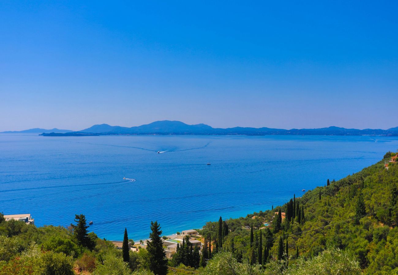Villa Krouzeri is een vrijstaande villa met privé zwembad en panoramische zeezicht in Agni Bay, Corfu