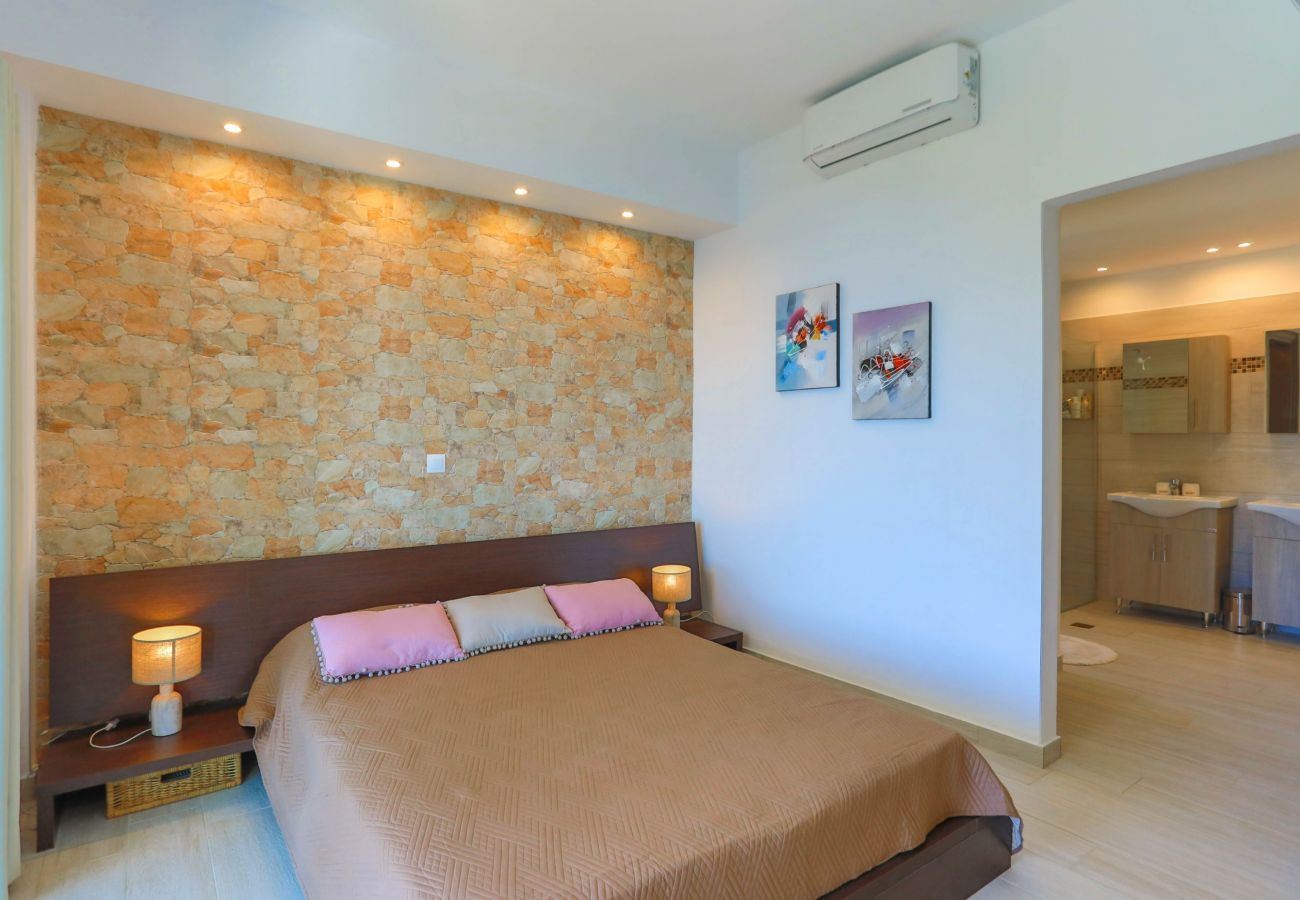 Villa Krouzeri is een vrijstaande villa met privé zwembad en panoramische zeezicht in Agni Bay, Corfu