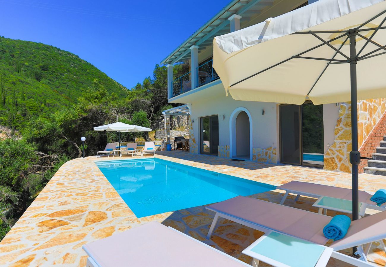 Villa Krouzeri is een vrijstaande villa met privé zwembad en panoramische zeezicht in Agni Bay, Corfu