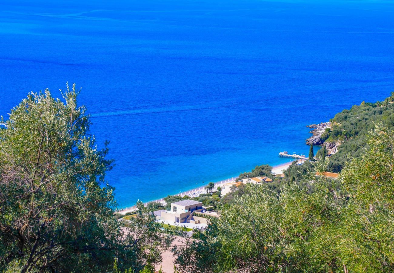 Villa Krouzeri is een vrijstaande villa met privé zwembad en panoramische zeezicht in Agni Bay, Corfu