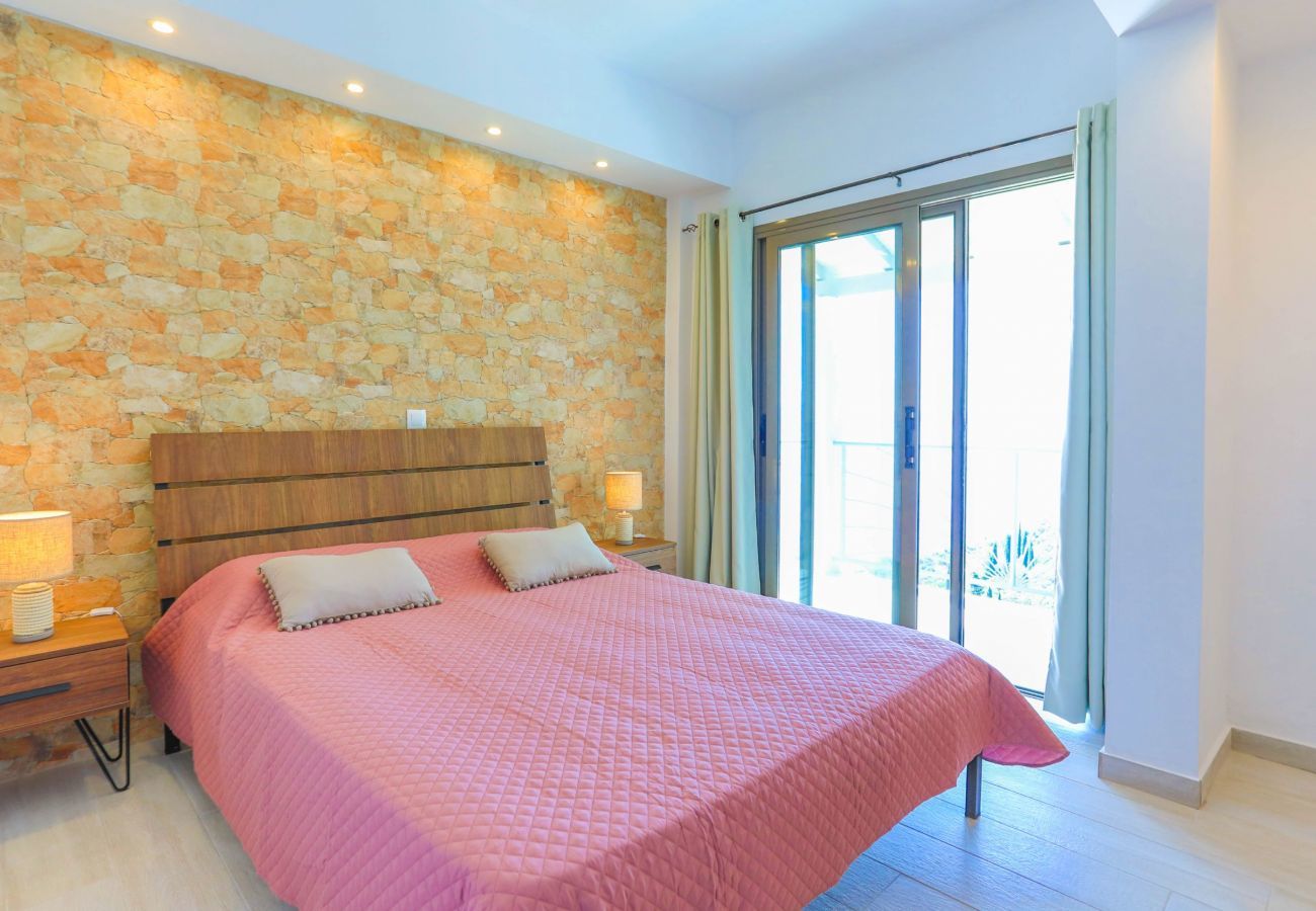 Villa Krouzeri is een vrijstaande villa met privé zwembad en panoramische zeezicht in Agni Bay, Corfu