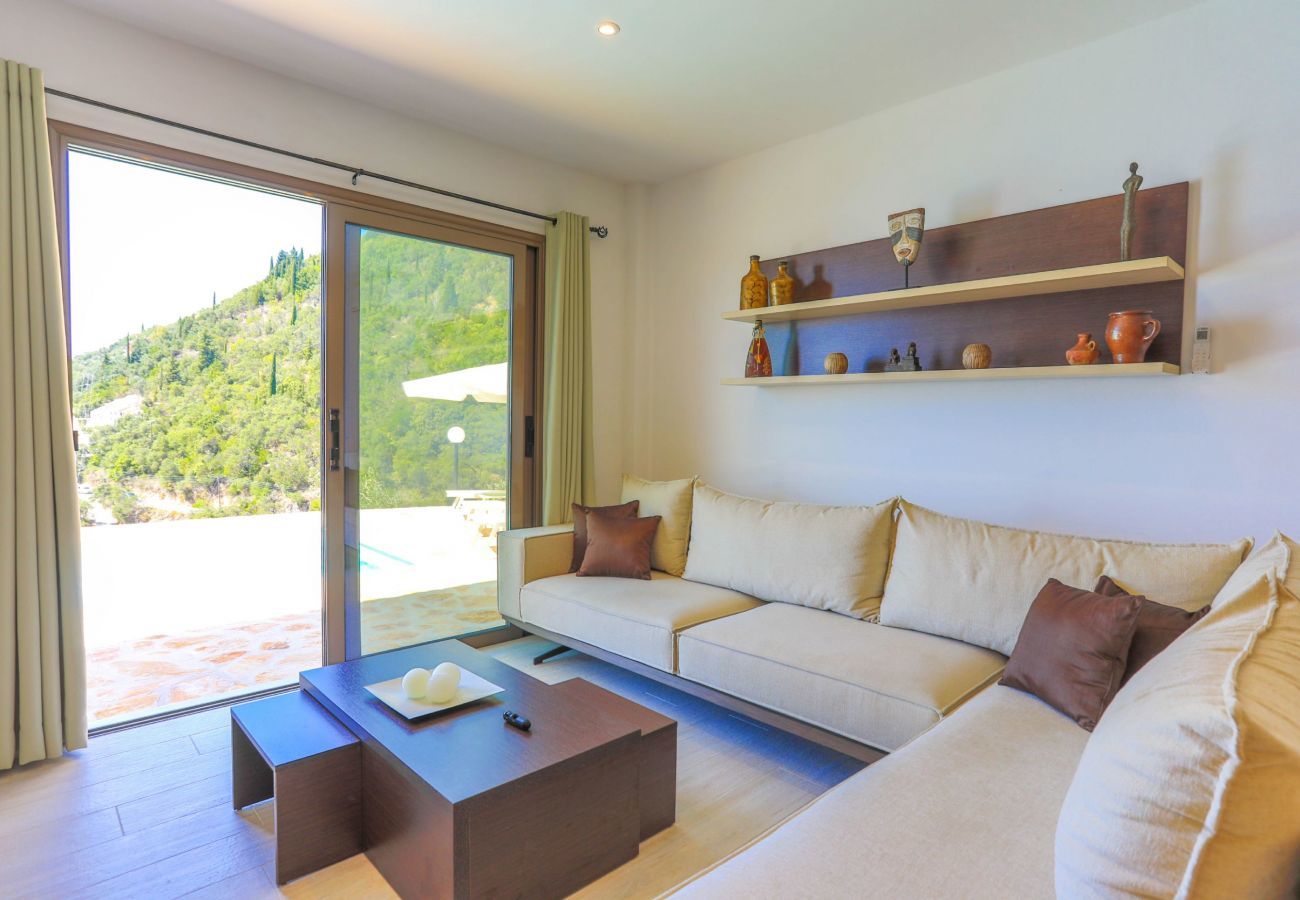 Villa Krouzeri is een vrijstaande villa met privé zwembad en panoramische zeezicht in Agni Bay, Corfu