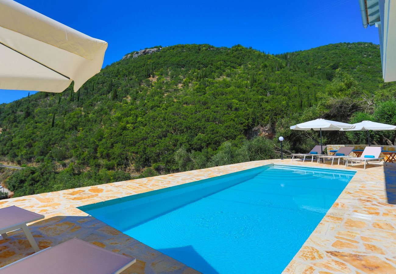 Villa Krouzeri is een vrijstaande villa met privé zwembad en panoramische zeezicht in Agni Bay, Corfu