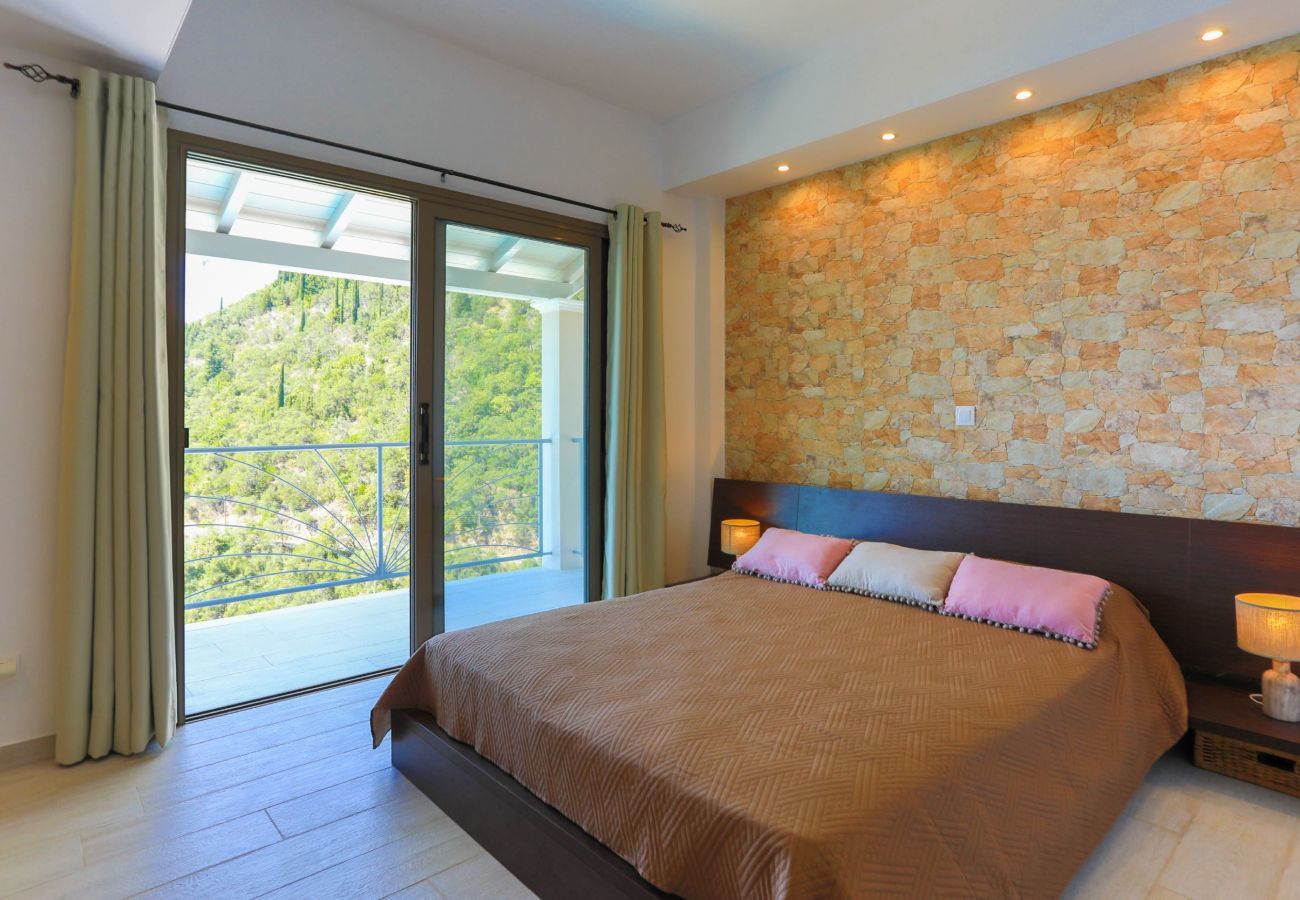 Villa Krouzeri is een vrijstaande villa met privé zwembad en panoramische zeezicht in Agni Bay, Corfu