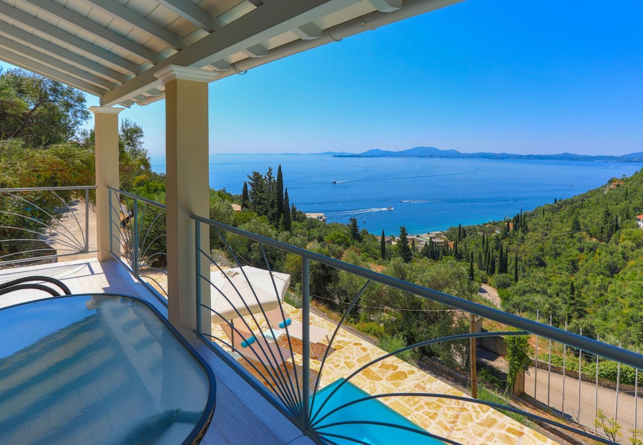 Villa Krouzeri is een vrijstaande villa met privé zwembad en panoramische zeezicht in Agni Bay, Corfu