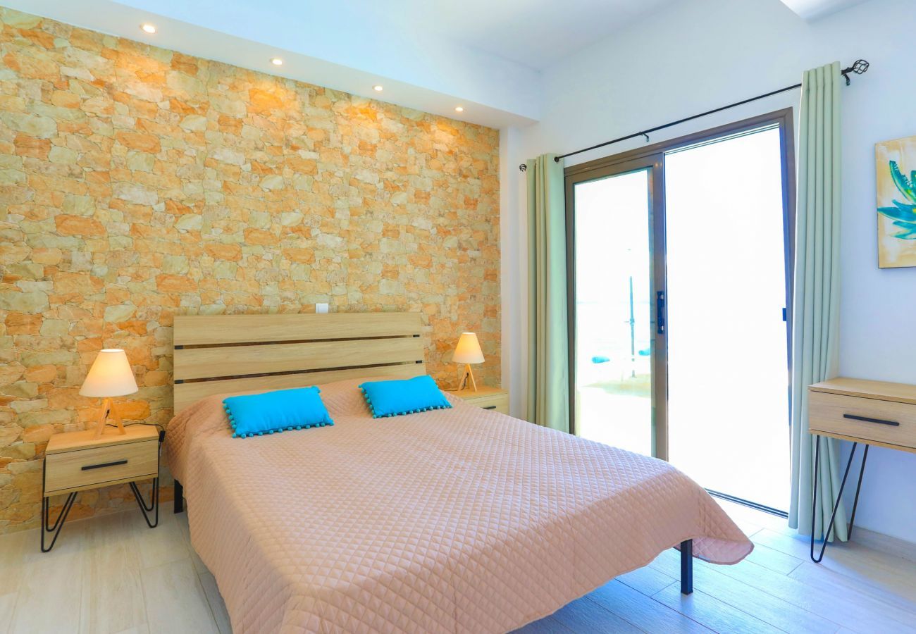 Villa Krouzeri is een vrijstaande villa met privé zwembad en panoramische zeezicht in Agni Bay, Corfu