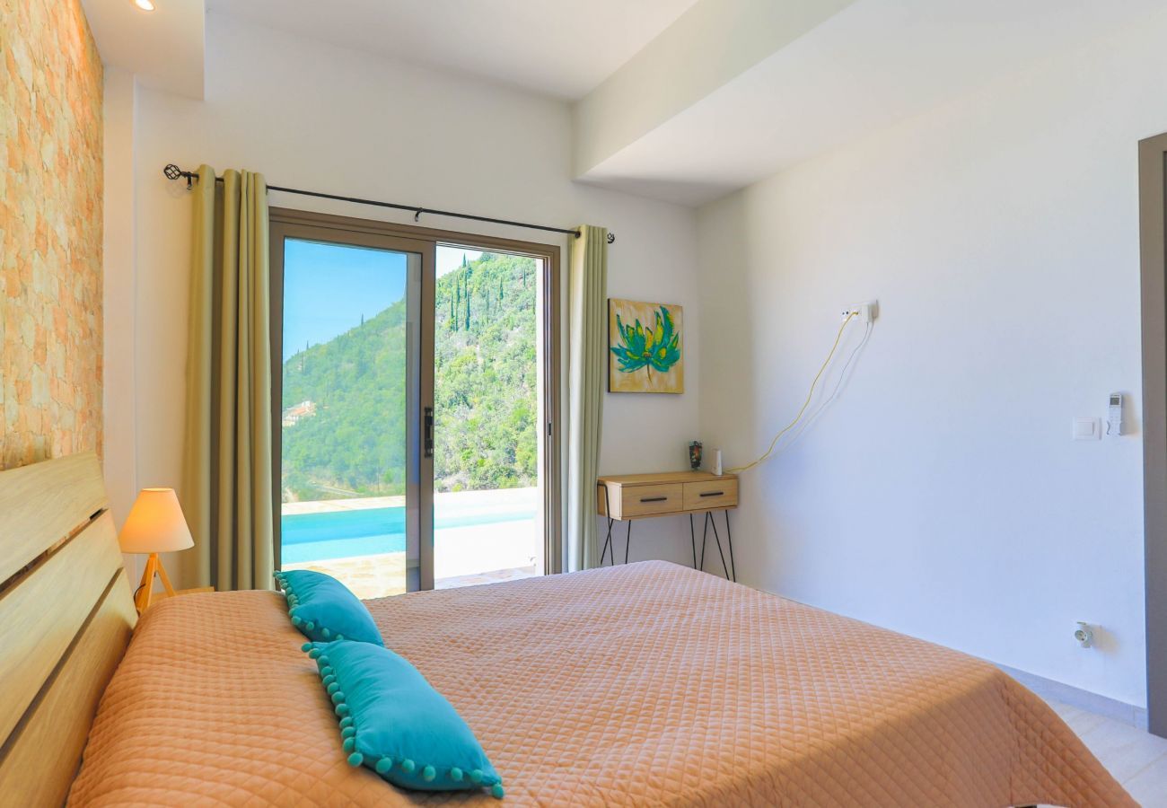 Villa Krouzeri is een vrijstaande villa met privé zwembad en panoramische zeezicht in Agni Bay, Corfu