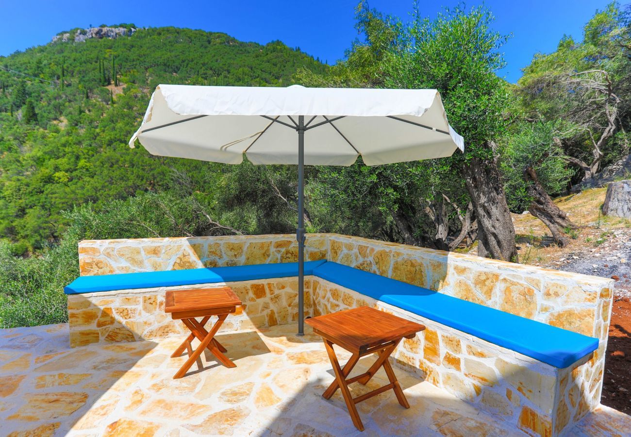 Villa Krouzeri is een vrijstaande villa met privé zwembad en panoramische zeezicht in Agni Bay, Corfu