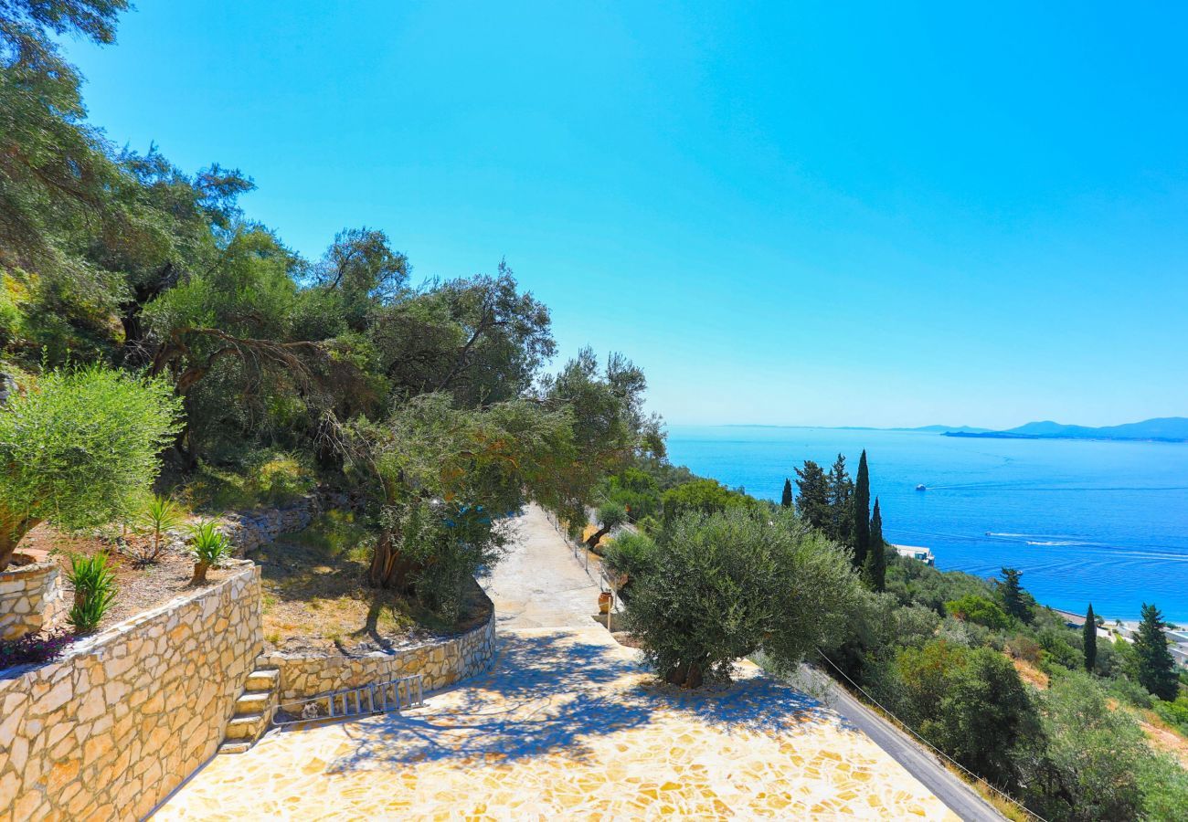 Villa Krouzeri is een vrijstaande villa met privé zwembad en panoramische zeezicht in Agni Bay, Corfu