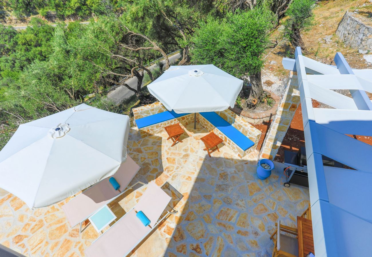Villa Krouzeri is een vrijstaande villa met privé zwembad en panoramische zeezicht in Agni Bay, Corfu
