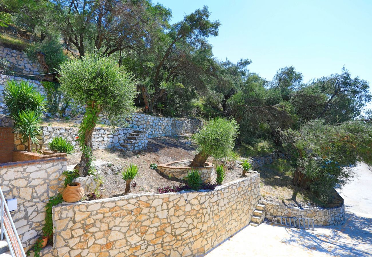 Villa Krouzeri is een vrijstaande villa met privé zwembad en panoramische zeezicht in Agni Bay, Corfu