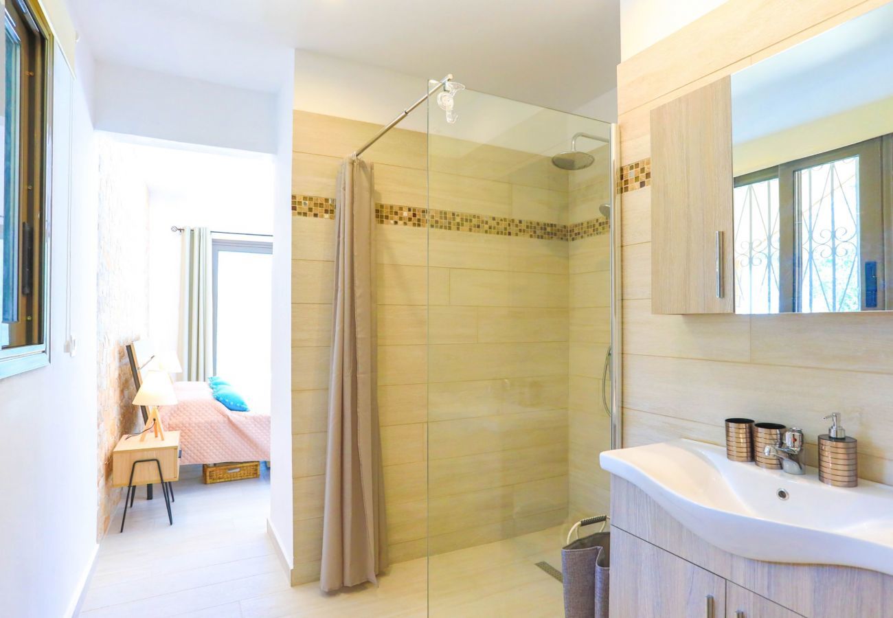 Villa Krouzeri is een vrijstaande villa met privé zwembad en panoramische zeezicht in Agni Bay, Corfu