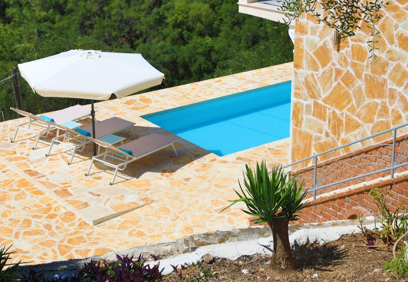 Villa Krouzeri is een vrijstaande villa met privé zwembad en panoramische zeezicht in Agni Bay, Corfu