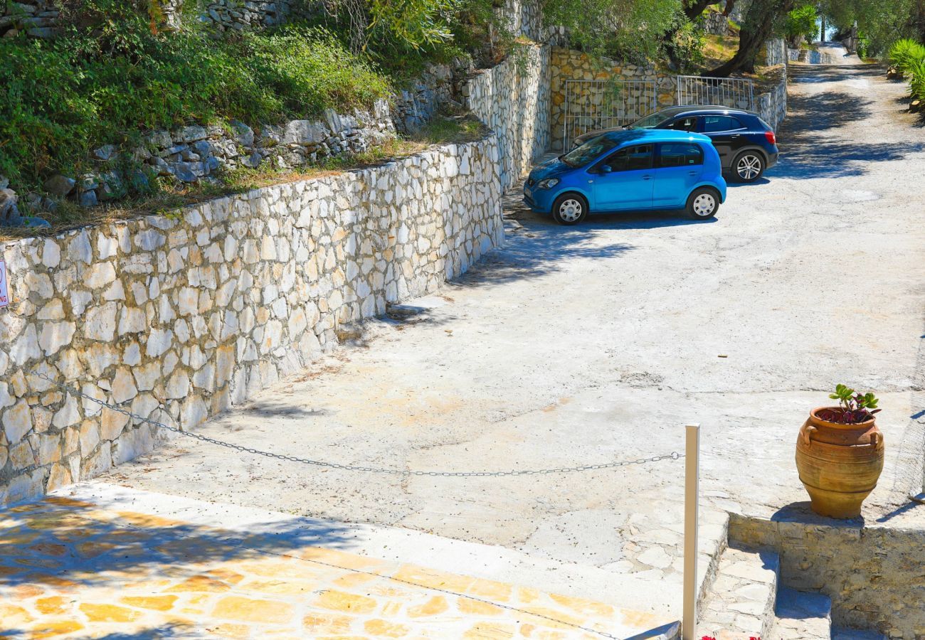 Villa Krouzeri is een vrijstaande villa met privé zwembad en panoramische zeezicht in Agni Bay, Corfu