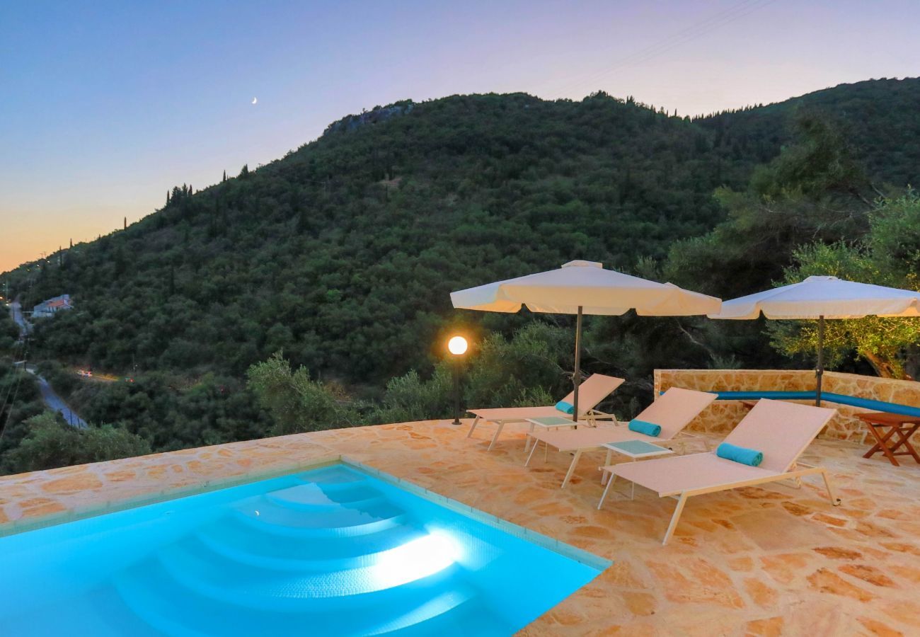 Villa Krouzeri is een vrijstaande villa met privé zwembad en panoramische zeezicht in Agni Bay, Corfu