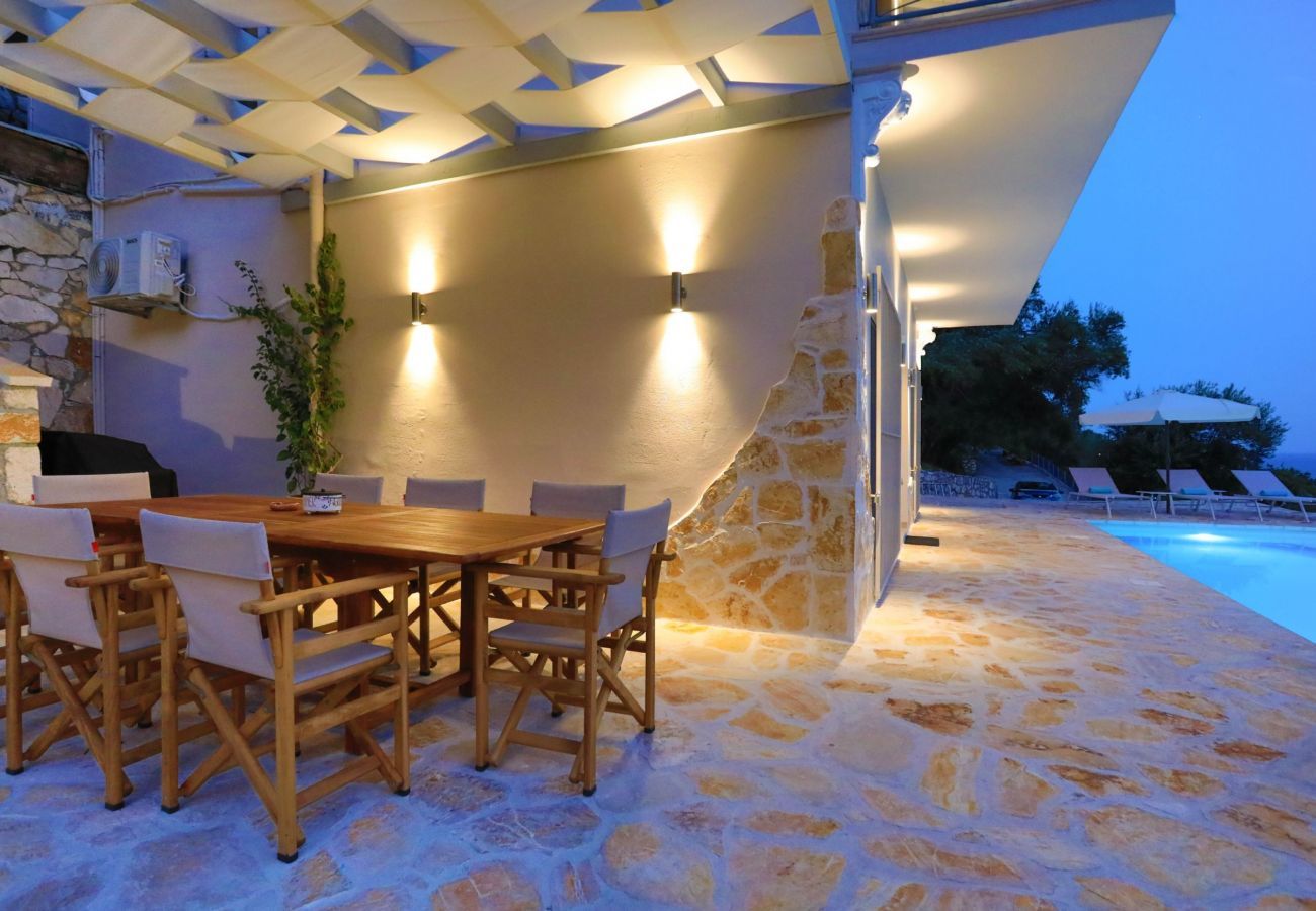 Villa Krouzeri is een vrijstaande villa met privé zwembad en panoramische zeezicht in Agni Bay, Corfu