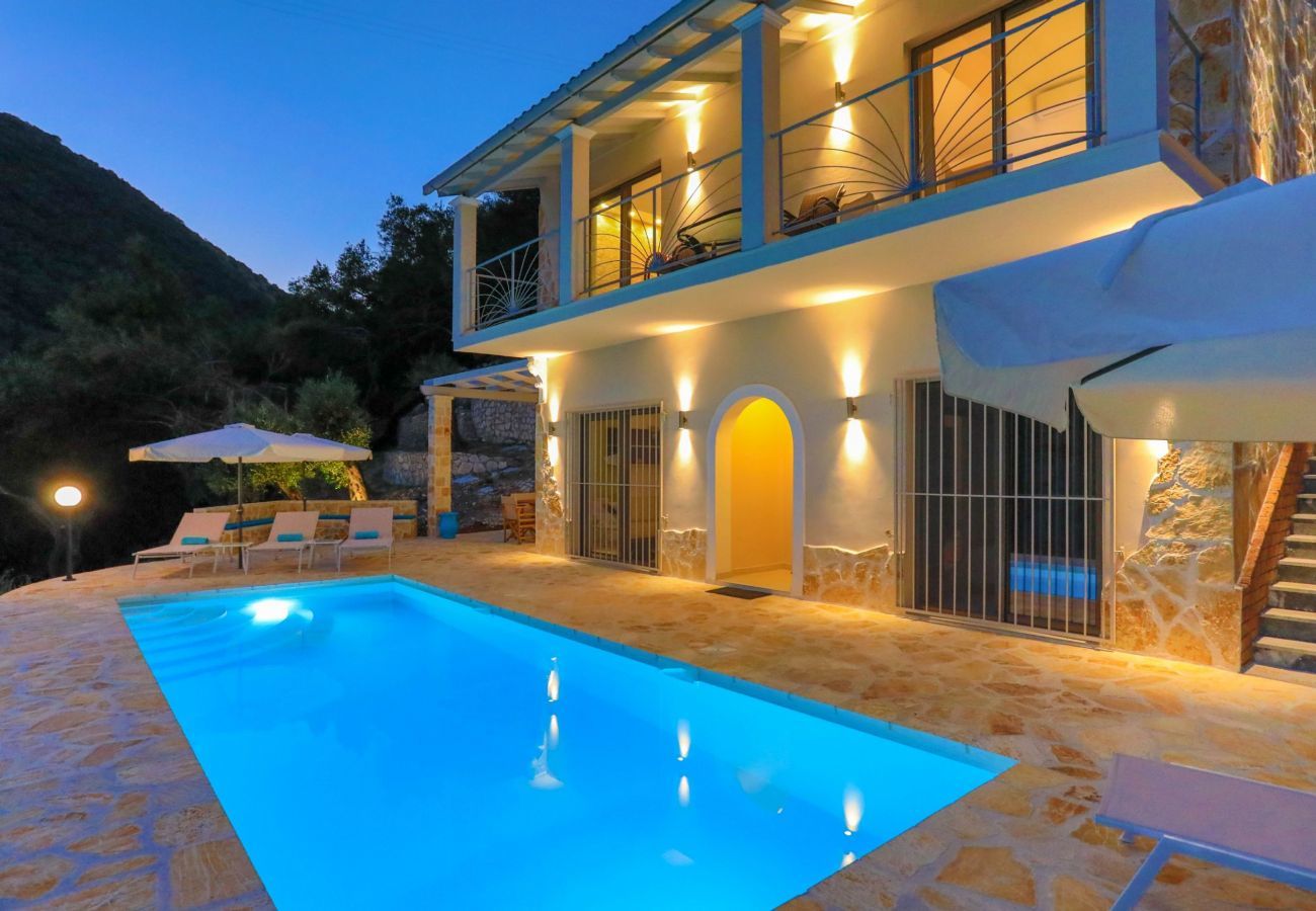 Villa Krouzeri is een vrijstaande villa met privé zwembad en panoramische zeezicht in Agni Bay, Corfu