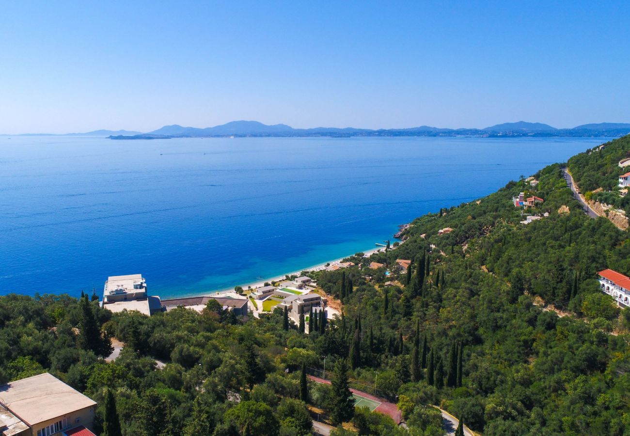 Villa Krouzeri is een vrijstaande villa met privé zwembad en panoramische zeezicht in Agni Bay, Corfu