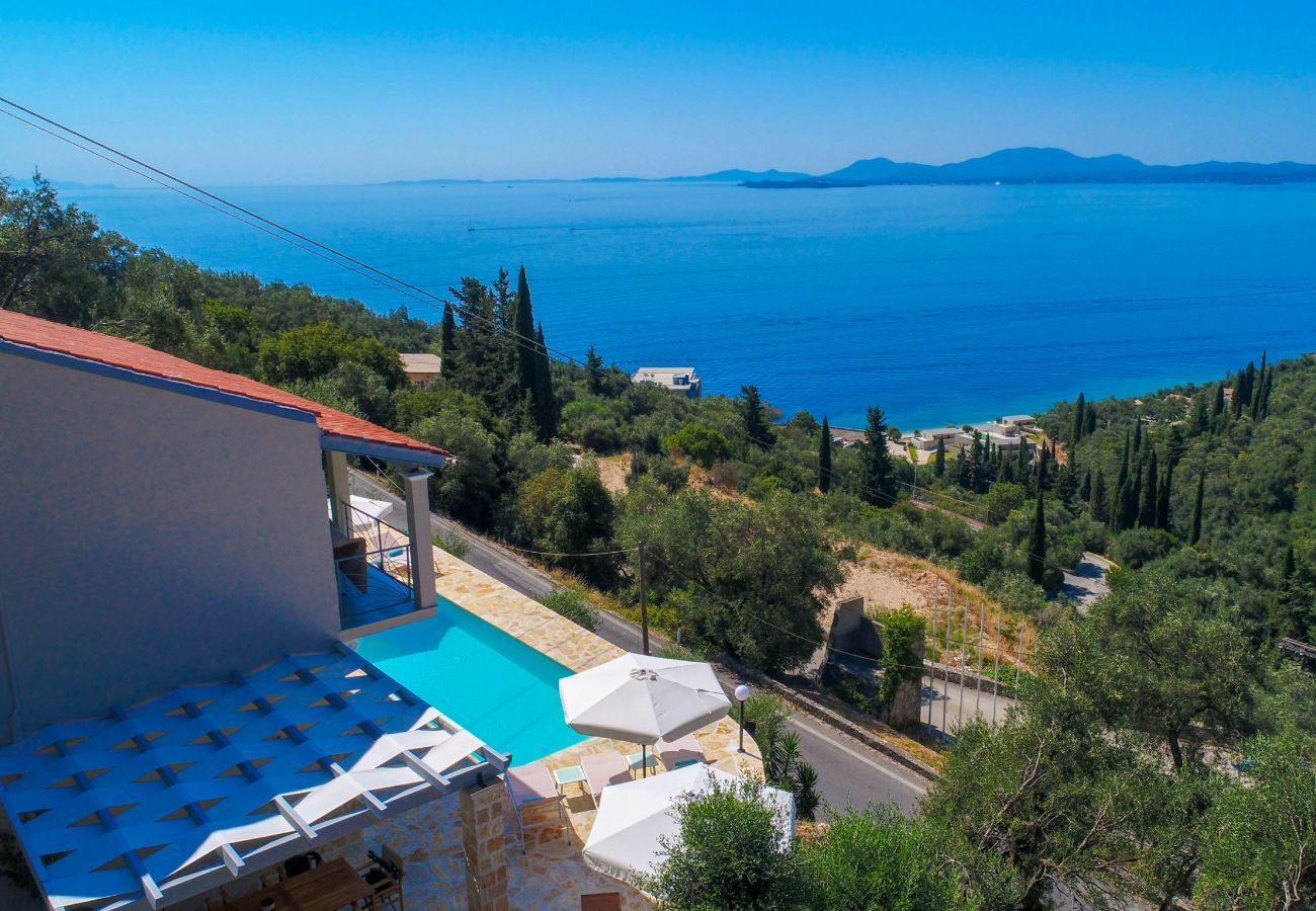 Villa Krouzeri is een vrijstaande villa met privé zwembad en panoramische zeezicht in Agni Bay, Corfu