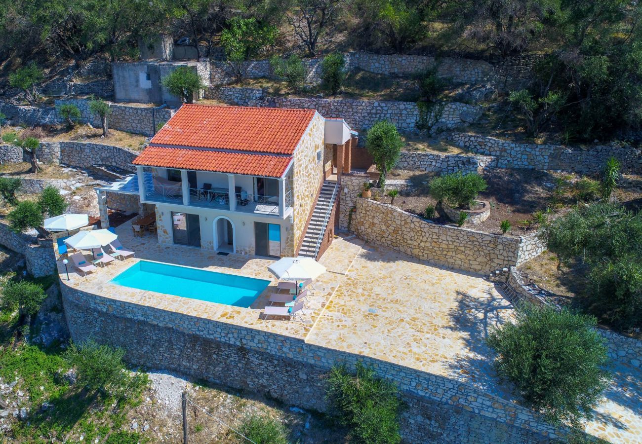 Villa Krouzeri is een vrijstaande villa met privé zwembad en panoramische zeezicht in Agni Bay, Corfu