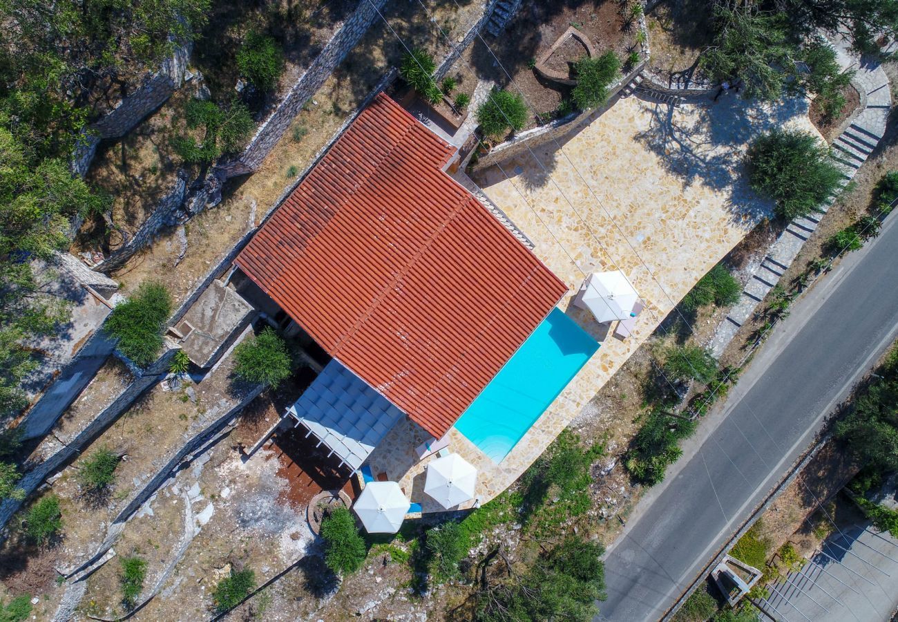 Villa Krouzeri is een vrijstaande villa met privé zwembad en panoramische zeezicht in Agni Bay, Corfu