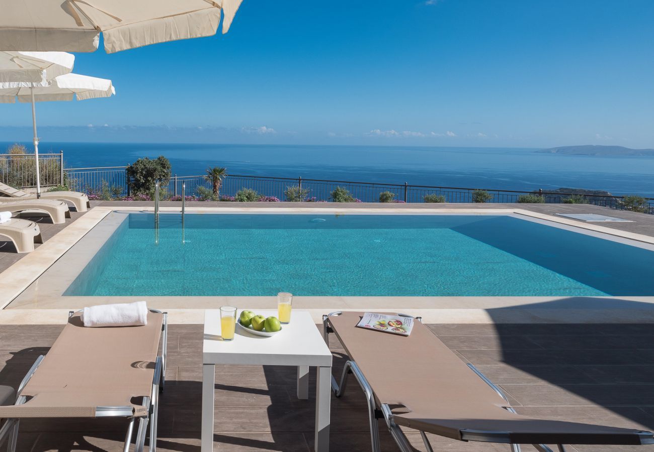 Villa Harmonia is een knusse vrijstaande villa met privézwembad en panoramisch uitzicht over de zee in Lygaria, Kreta