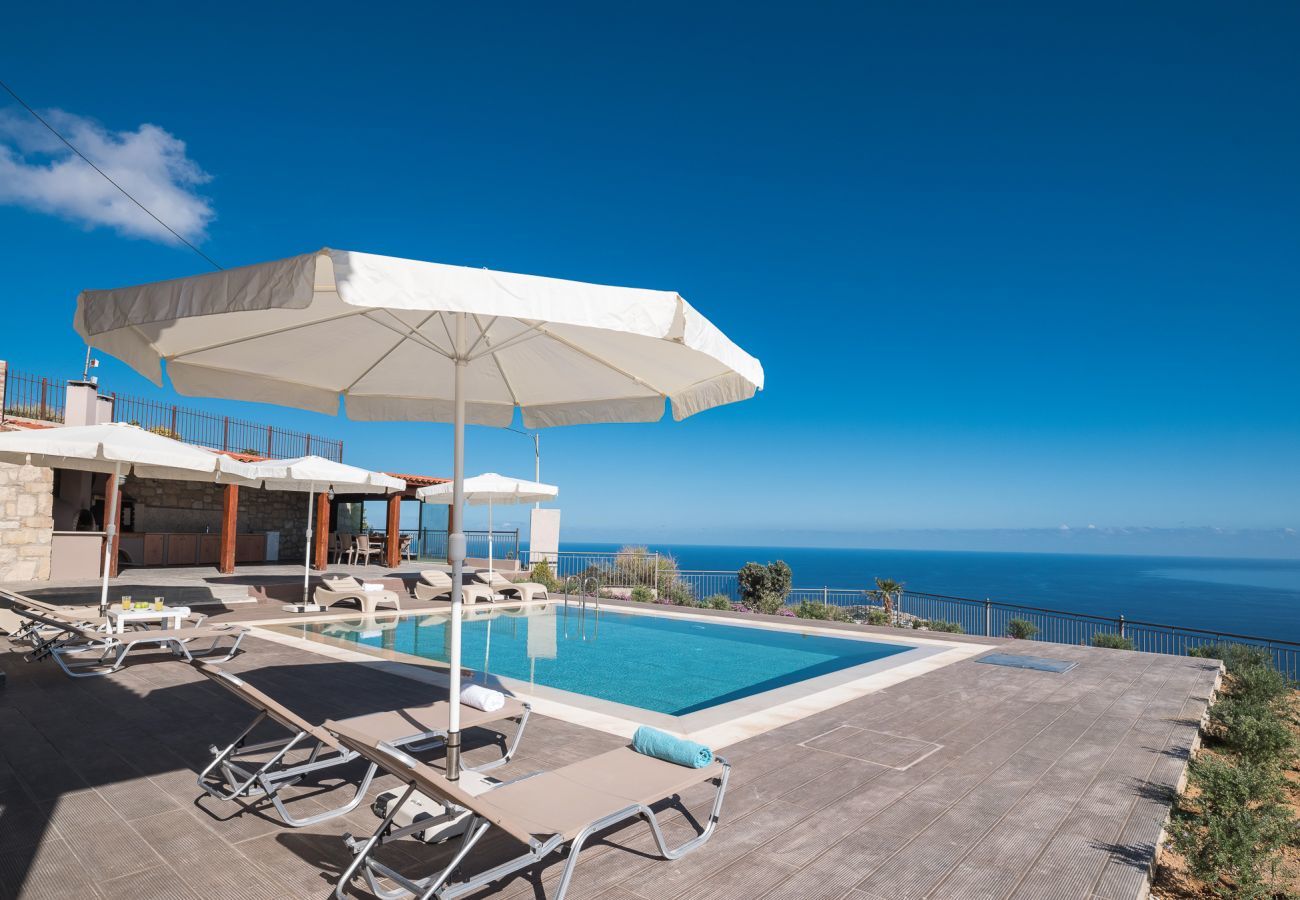 Villa Harmonia is een knusse vrijstaande villa met privézwembad en panoramisch uitzicht over de zee in Lygaria, Kreta