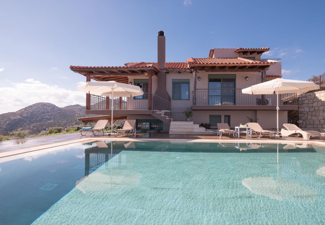 Villa Harmonia is een knusse vrijstaande villa met privézwembad en panoramisch uitzicht over de zee in Lygaria, Kreta