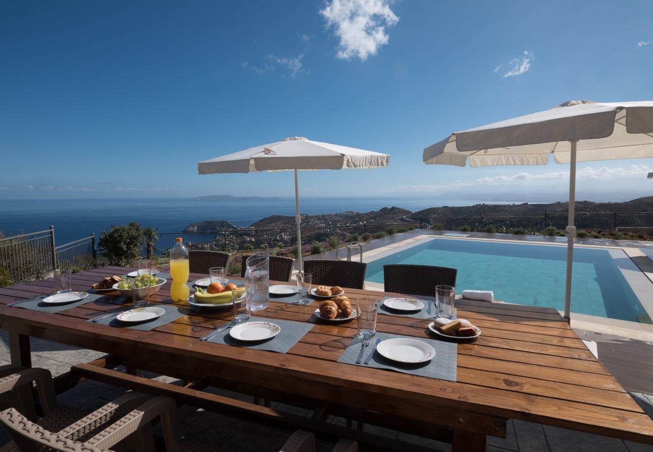 Villa Harmonia is een knusse vrijstaande villa met privézwembad en panoramisch uitzicht over de zee in Lygaria, Kreta