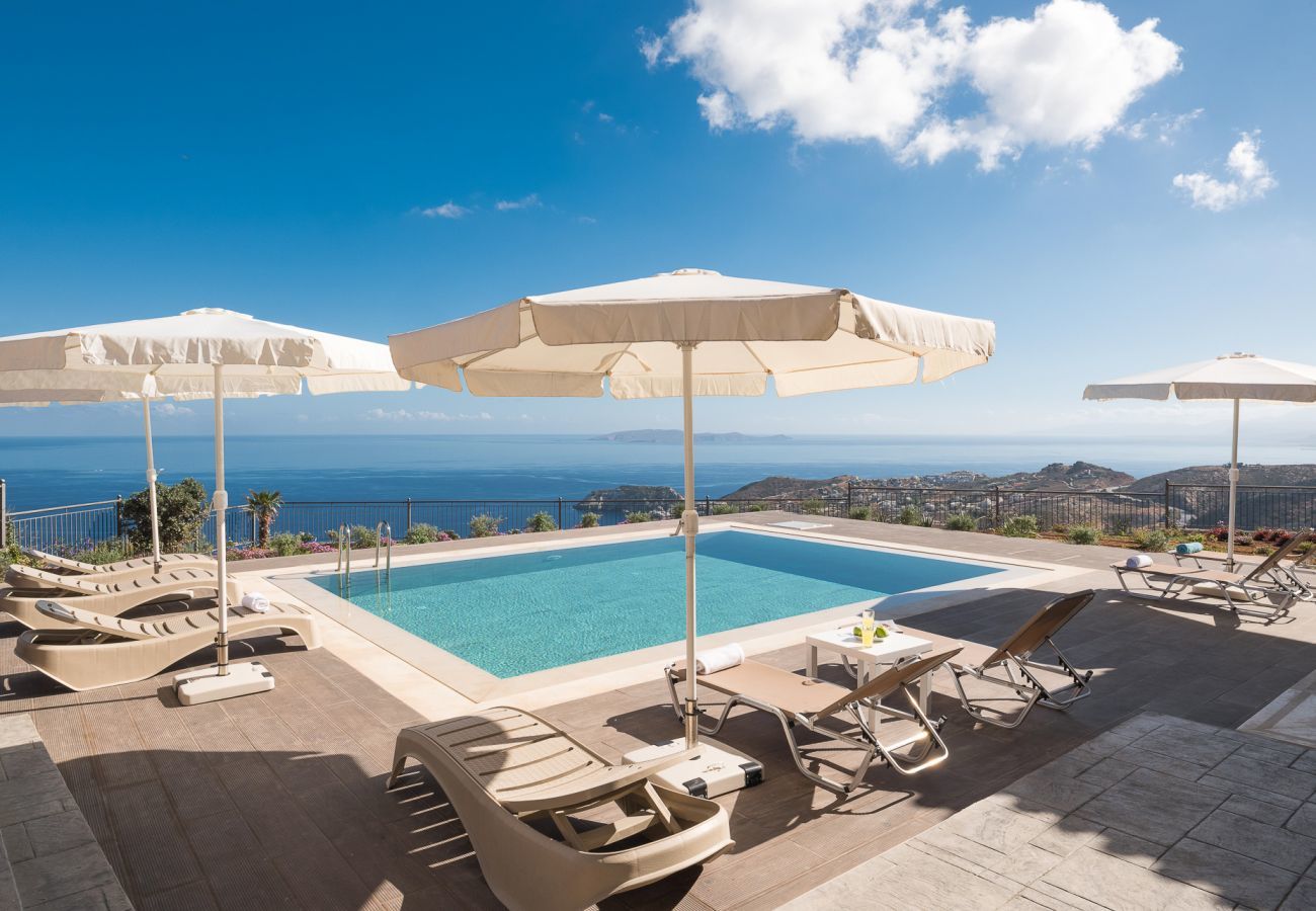 Villa Harmonia is een knusse vrijstaande villa met privézwembad en panoramisch uitzicht over de zee in Lygaria, Kreta