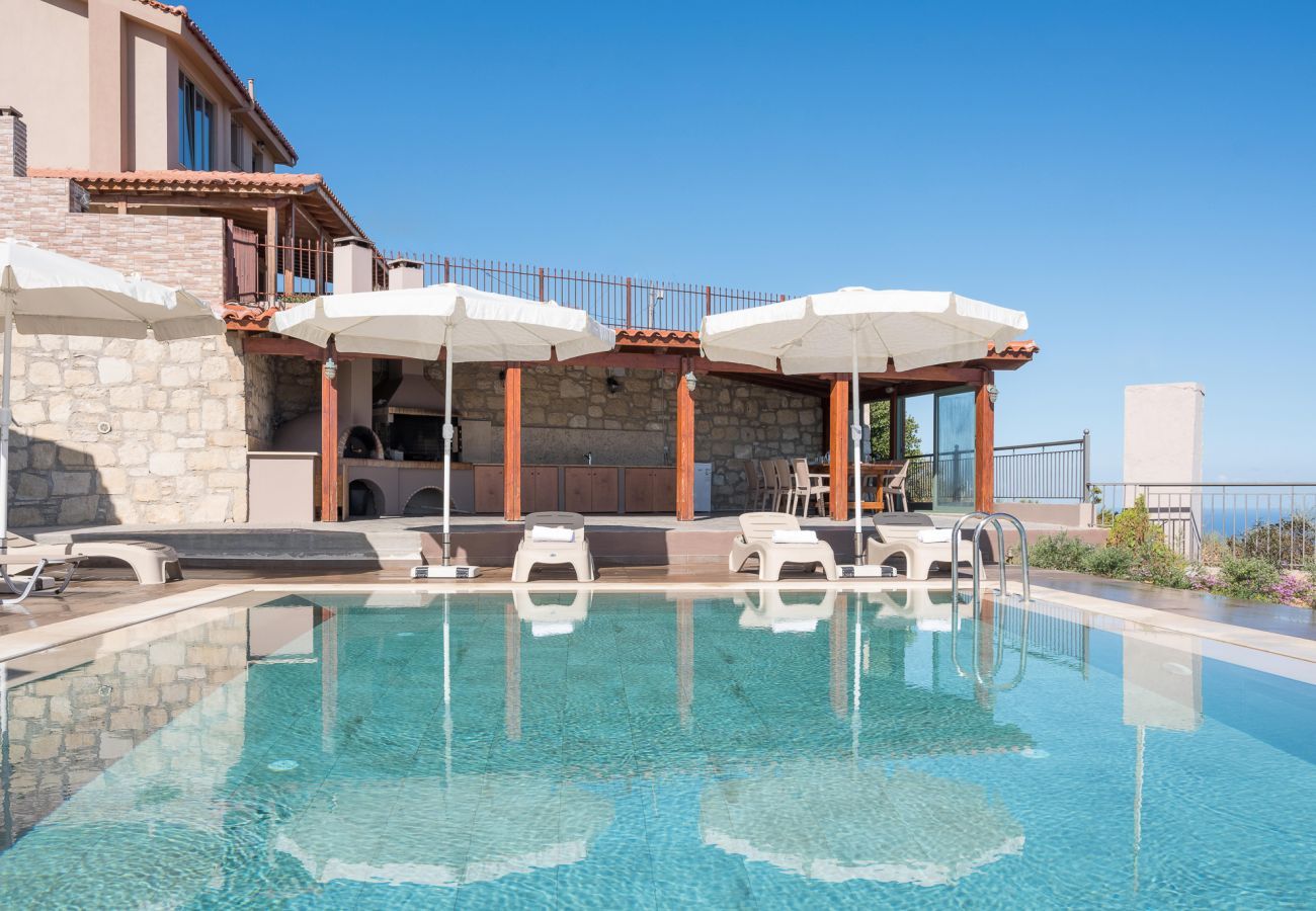 Villa Harmonia is een knusse vrijstaande villa met privézwembad en panoramisch uitzicht over de zee in Lygaria, Kreta