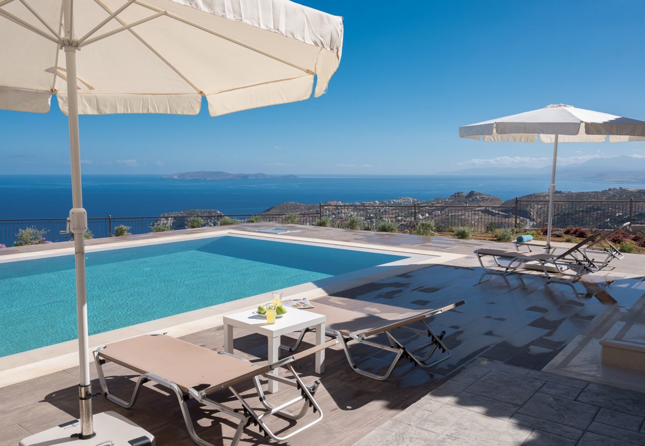 Villa Harmonia is een knusse vrijstaande villa met privézwembad en panoramisch uitzicht over de zee in Lygaria, Kreta