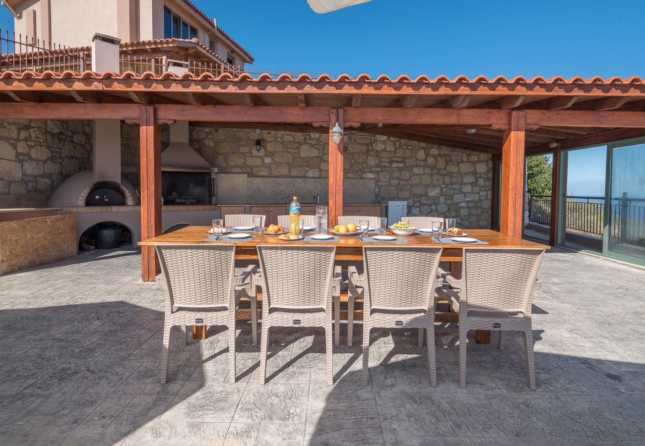 Villa Harmonia is een knusse vrijstaande villa met privézwembad en panoramisch uitzicht over de zee in Lygaria, Kreta