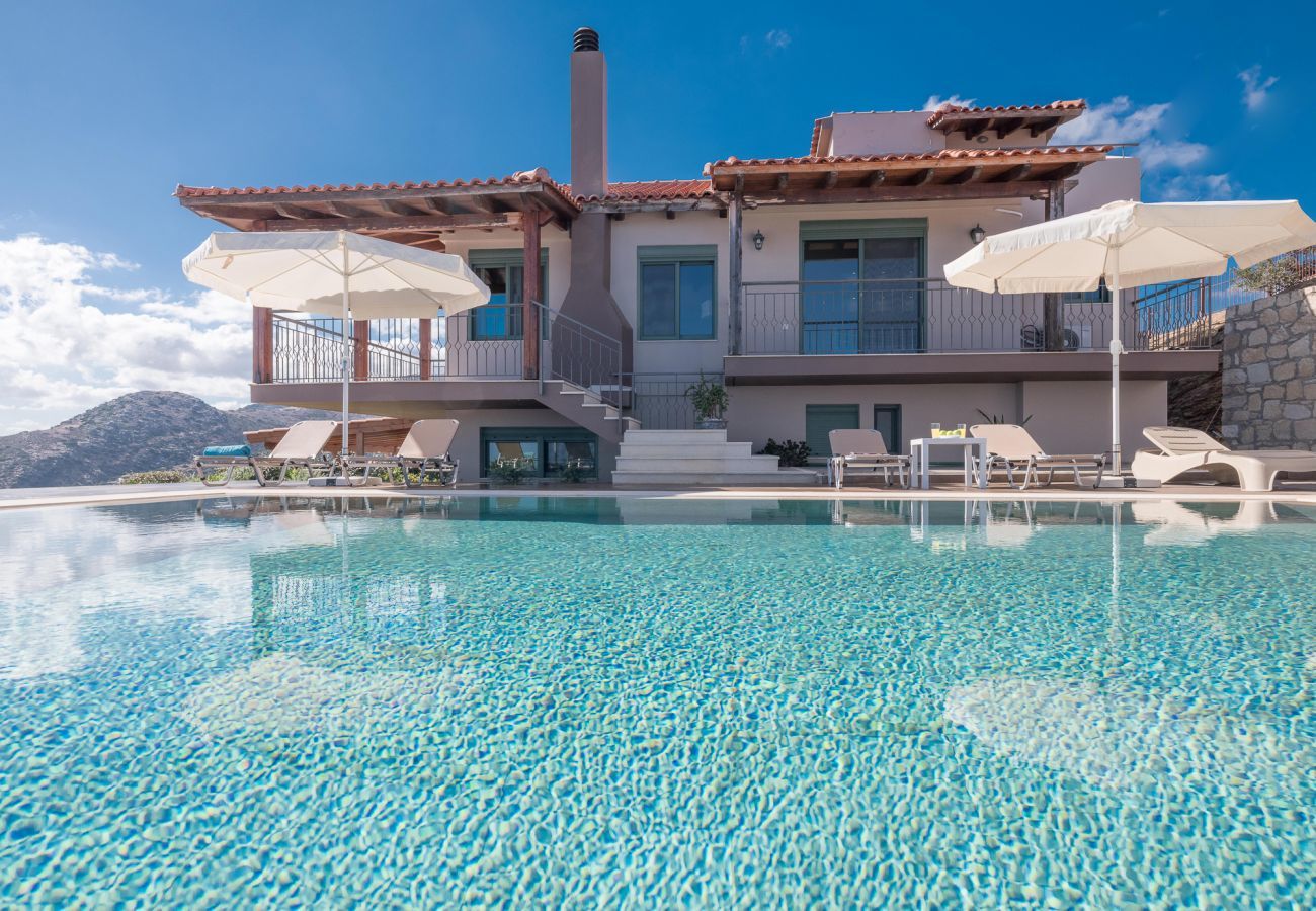 Villa Harmonia is een knusse vrijstaande villa met privézwembad en panoramisch uitzicht over de zee in Lygaria, Kreta