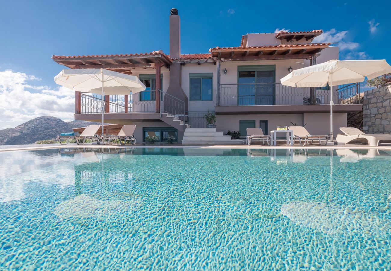 Villa Harmonia is een knusse vrijstaande villa met privézwembad en panoramisch uitzicht over de zee in Lygaria, Kreta