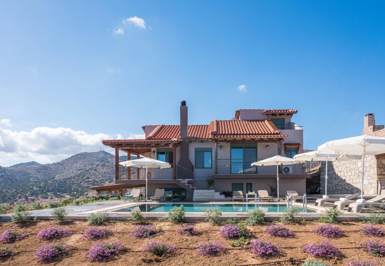 Villa Harmonia is een knusse vrijstaande villa met privézwembad en panoramisch uitzicht over de zee in Lygaria, Kreta