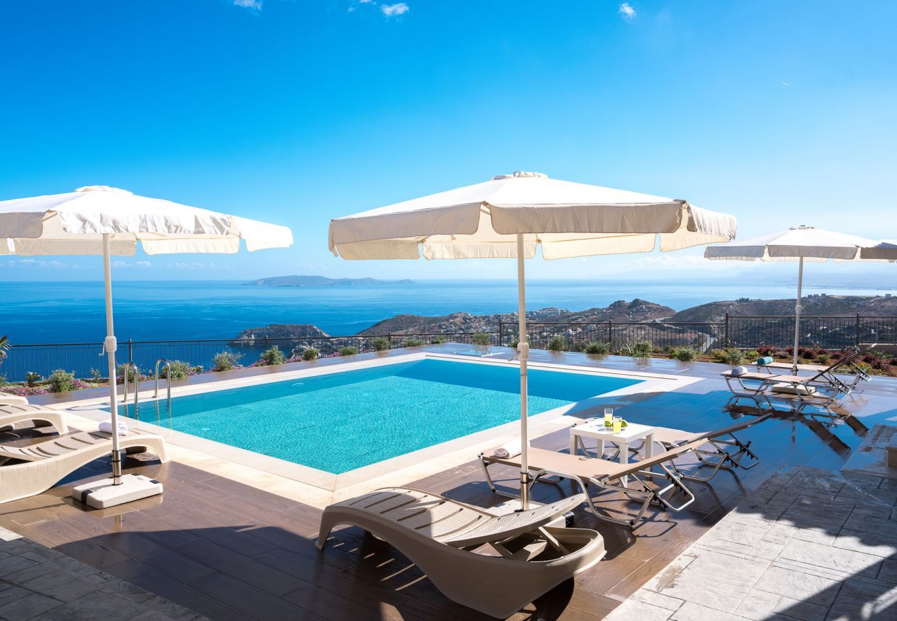 Villa Harmonia is een knusse vrijstaande villa met privézwembad en panoramisch uitzicht over de zee in Lygaria, Kreta