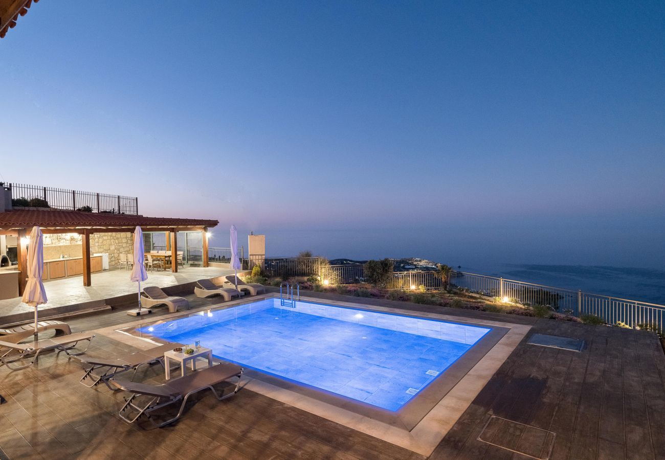 Villa Harmonia is een knusse vrijstaande villa met privézwembad en panoramisch uitzicht over de zee in Lygaria, Kreta