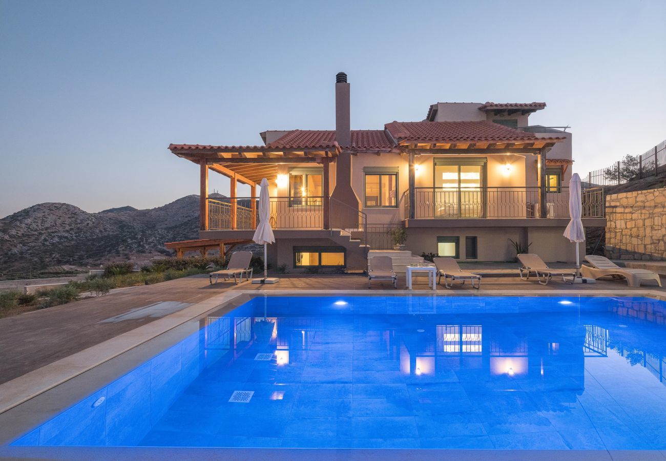 Villa Harmonia is een knusse vrijstaande villa met privézwembad en panoramisch uitzicht over de zee in Lygaria, Kreta