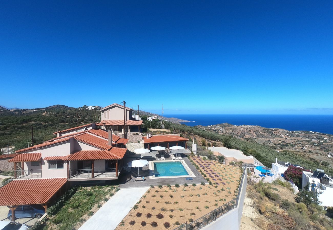 Villa Harmonia is een knusse vrijstaande villa met privézwembad en panoramisch uitzicht over de zee in Lygaria, Kreta