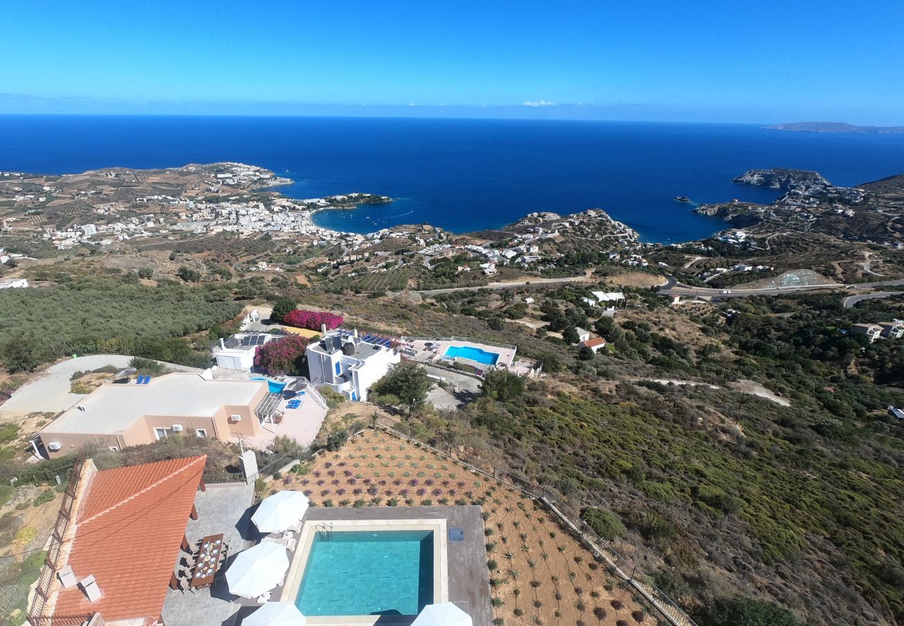 Villa Harmonia is een knusse vrijstaande villa met privézwembad en panoramisch uitzicht over de zee in Lygaria, Kreta